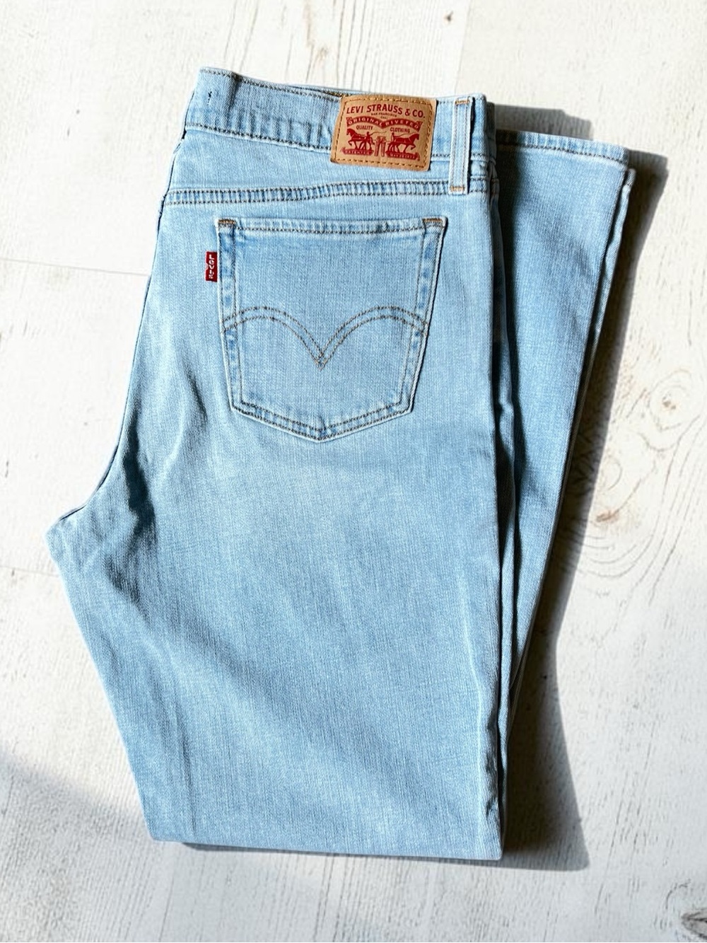 Levi’s Women’s 415 Relaxed Bootcut Distressed Denim Jeans - Picture 3 of 13